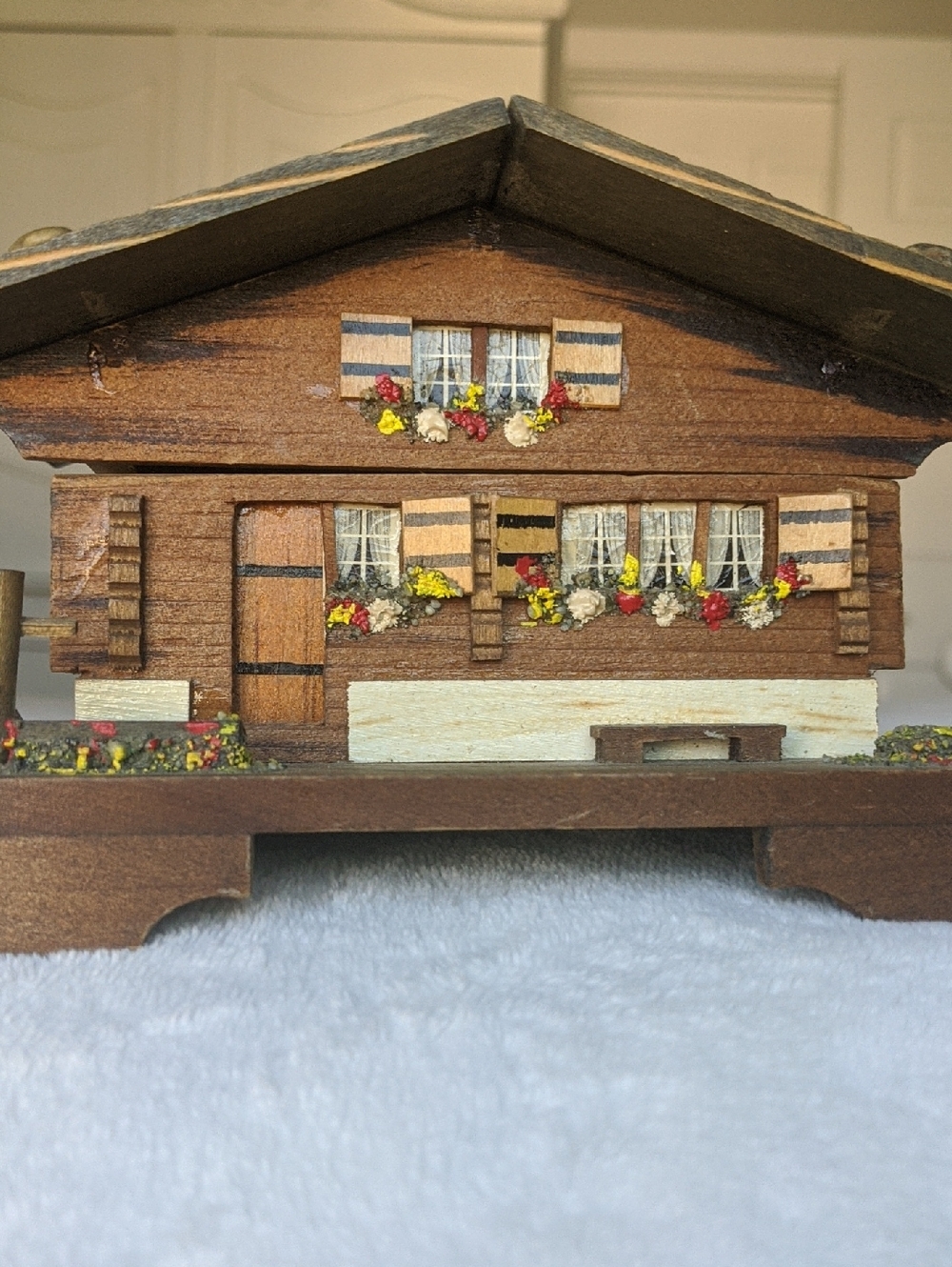 Swiss Music Box/Jewelry Box Wooden Chalet with Flower Boxes - Plays Weggiserlied